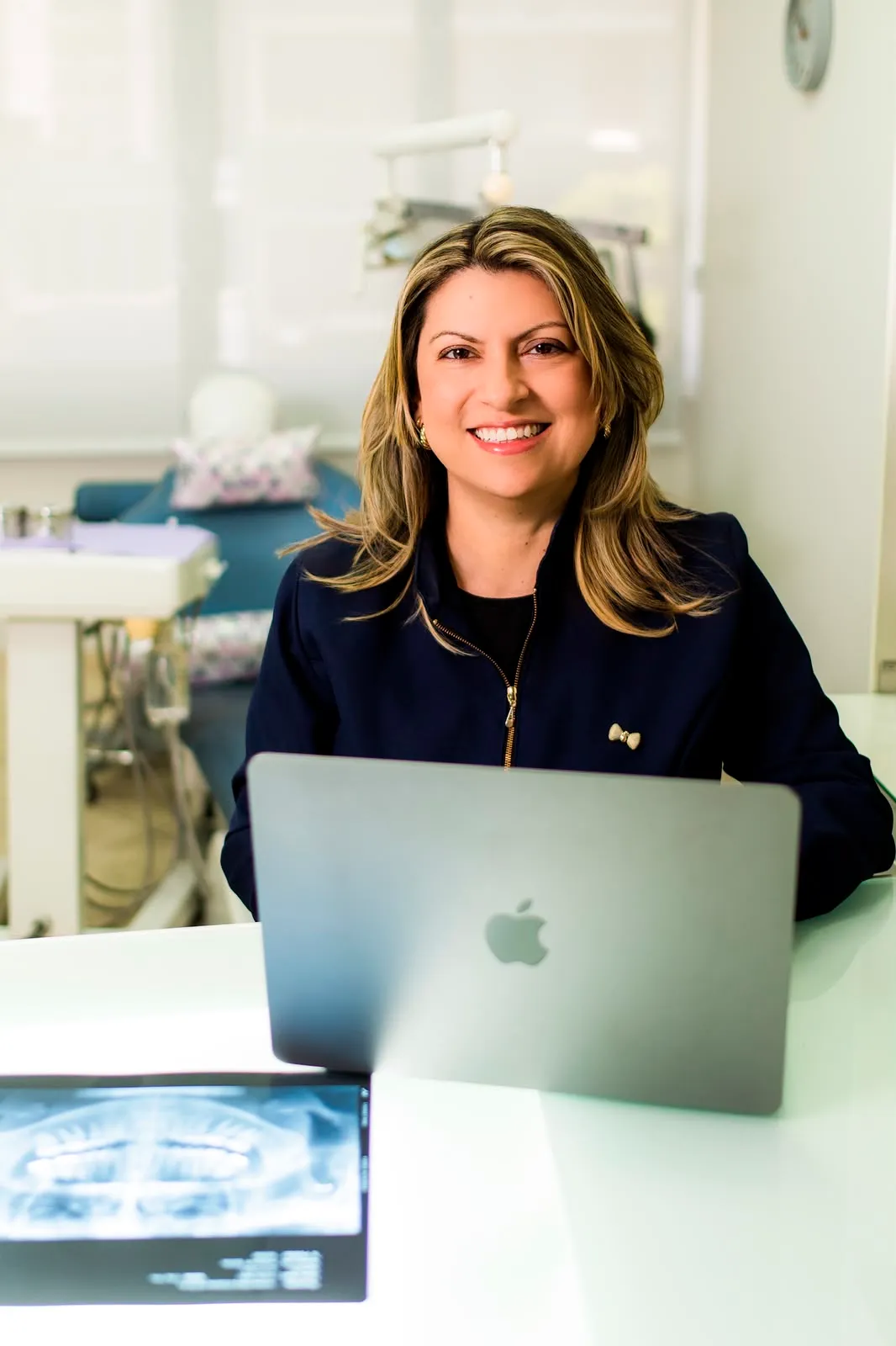 Dra. Sulamita Manhães, especialista em Periodontia, CRO/RJ 33.722, em seu consultório